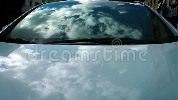 云彩对汽车的反射视频的预览图