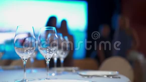 餐厅里的空眼镜视频的预览图
