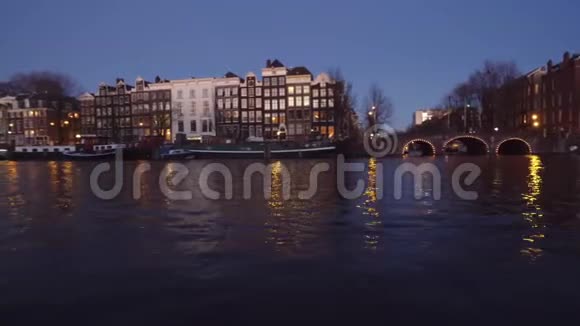 日落时分在荷兰阿姆斯特丹的Amstel河上巡航视频的预览图