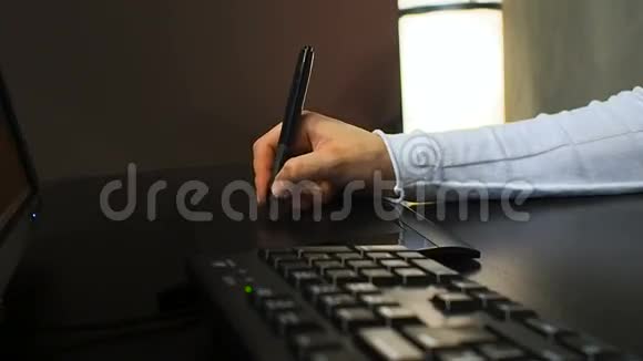 23表关闭平面设计师的手使用电子手写笔和键盘工作左视图视频的预览图