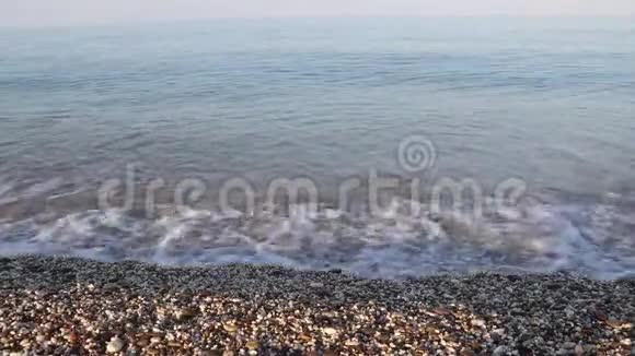 海浪克里米亚海晴朗天气下的高浪暴风雨警报干净的海滩沙滩和贝壳视频的预览图