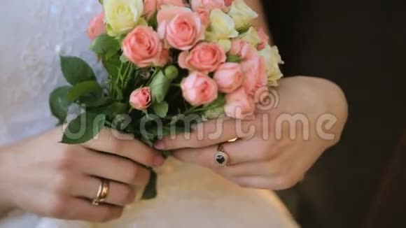 新娘手里拿着结婚花束手里拿着视频的预览图