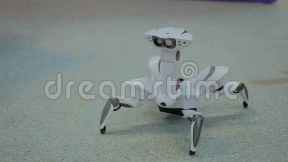 未来派机器人蜘蛛跳舞视频的预览图