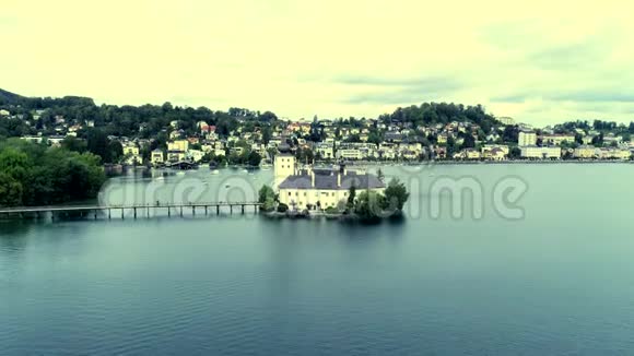 奥地利格蒙登施洛斯湖的鸟瞰图视频的预览图