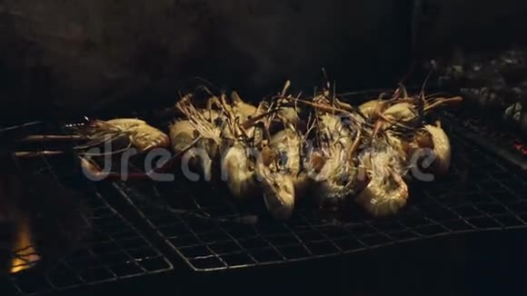 中国城镇烤虾街面食品视频视频的预览图