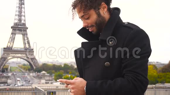 外国男友与法国女孩在智能手机上慢动作地围绕埃菲尔铁塔聊天视频的预览图