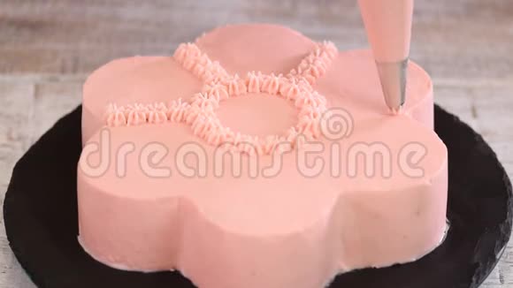 糕点厨师正在做一个粉红色的蛋糕形状像一朵花系列视频的预览图