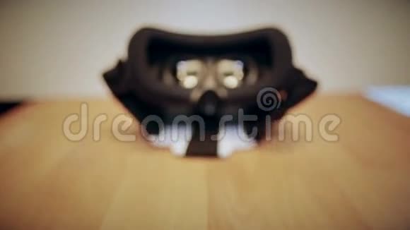 虚拟现实眼镜虚拟现实躺在桌子上相机接近滑块视频的预览图