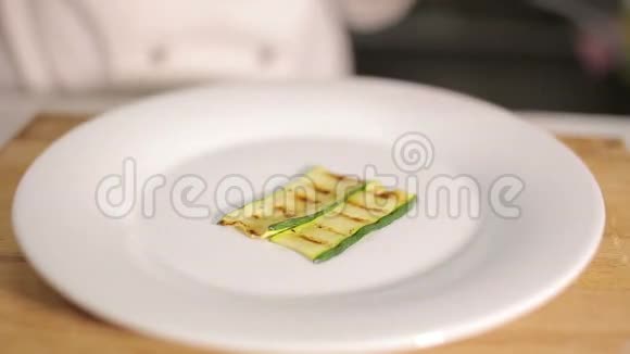西葫芦由厨师在白盘上烤制视频的预览图