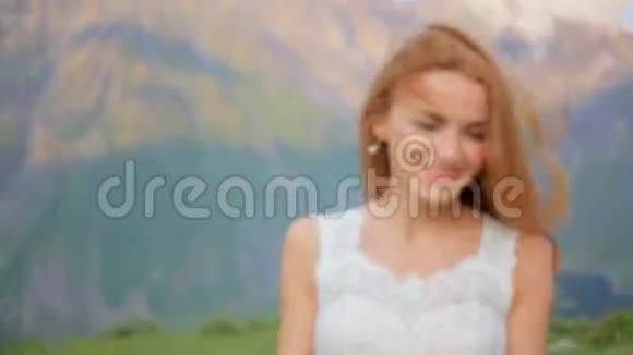 山峦背景下美丽欢快的新娘婚礼日视频的预览图