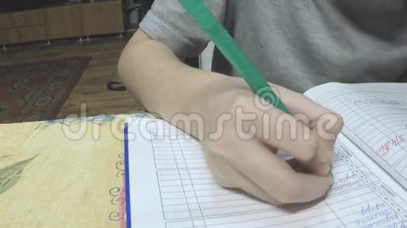 那个男孩把手柄写在学校日记上视频的预览图