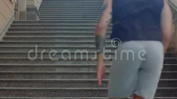 人慢吞吞地跑上楼梯健身男子上楼视频的预览图