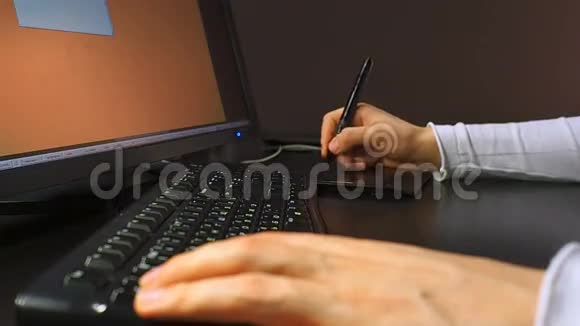 键盘25男性手的特写使用鼠标和键盘在液晶显示器上打字视频的预览图