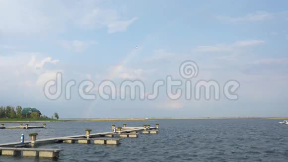 在河上彩虹和帆船视频的预览图