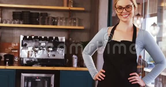 微笑的女服务员站在臀部视频的预览图