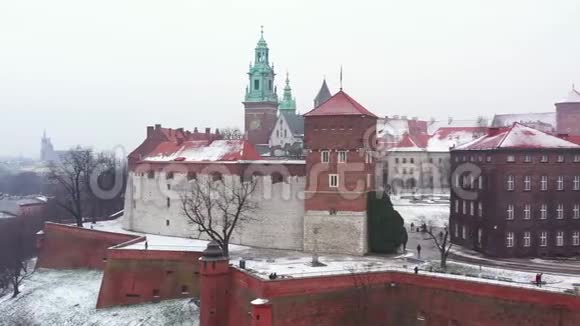 鸟瞰瓦维尔皇家城堡和大教堂公园长廊和步行人在冬季波兰视频的预览图