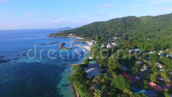 在塞舌尔的拉迪盖岛AnselaReunion的Jetty航空景观视频的预览图