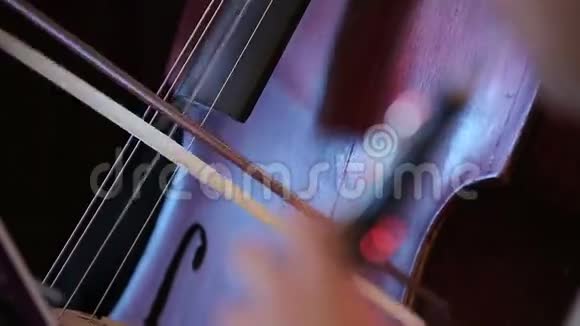演奏大提琴和双簧管的音乐家视频的预览图