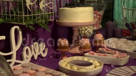 婚礼桌上有美味的甜点视频的预览图