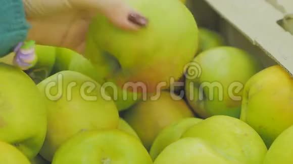 在杂货店生产部门挑选新鲜红苹果的女人视频的预览图