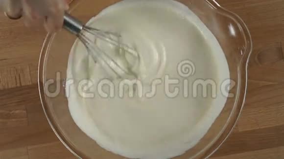女人手工混合奶油和鸡蛋做甜点视频的预览图
