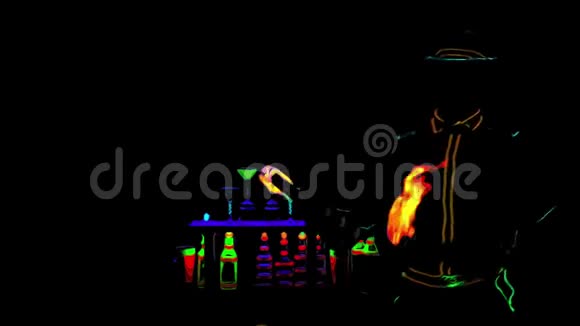 安尼姆动画巴曼在摆弄燃烧的瓶子快关门鸡尾酒杯里满是酒吧里的饮料完美的视频的预览图