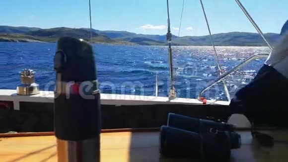 从游艇板和船柱上看到阳光下的蓝海4K视频的预览图