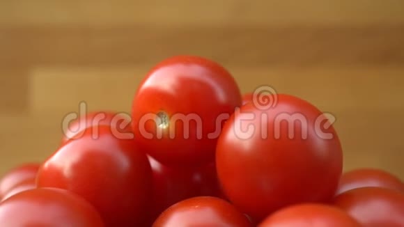 红樱桃西红柿在盘子上旋转视频的预览图