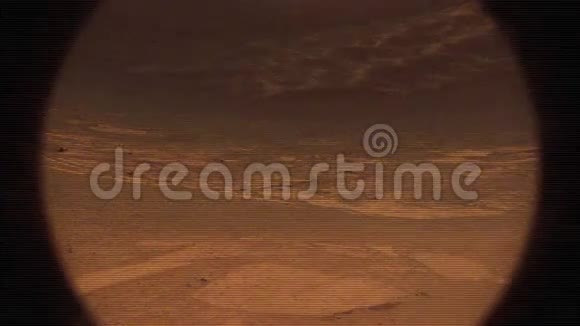美国宇航局好奇号探测器用开关和噪音探测火星表面视频的预览图