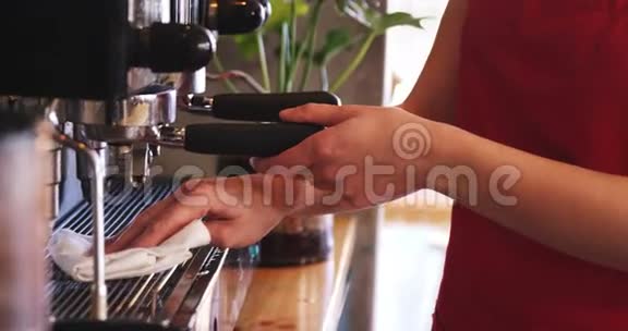 咖啡屋用餐巾擦拭咖啡机视频的预览图