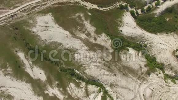 在白岩山上空飞行有高原和峡谷空中视频视频的预览图
