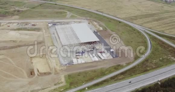 建造新的大型仓库的空中镜头视频的预览图