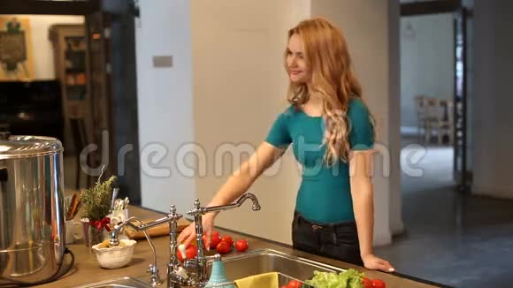 年轻的女人洗蔬菜视频的预览图