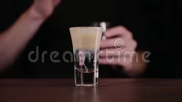 酒保在餐厅做酒精尾专家酒吧老板在夜总会加了配料鸡尾酒视频的预览图
