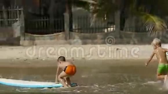 暑假玩海上冲浪板的小孩子视频的预览图