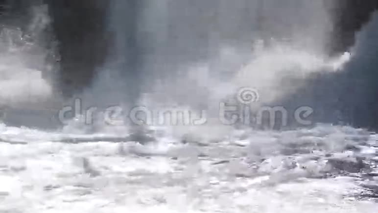 旧水电站瀑布下的水沸腾视频的预览图