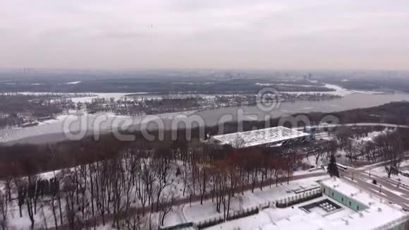 基辅鸟瞰图空中的录像冬天的雪乌克兰基辅市冰冻的德内普河直升机停机坪会议概况视频的预览图