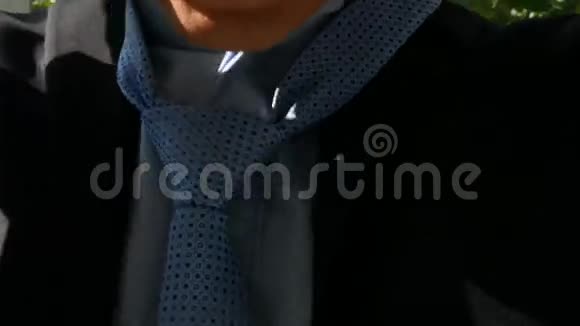 他把领带系在脖子上视频的预览图