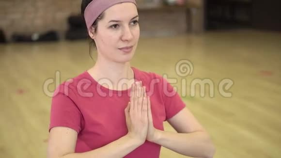 女人在垫子上做瑜伽视频的预览图