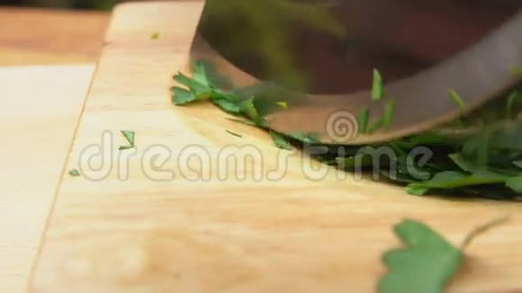 把绿色欧芹切在木板上视频的预览图