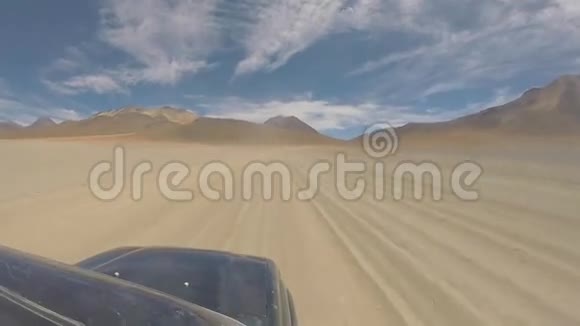 阿塔卡马沙漠越野车前景视频的预览图
