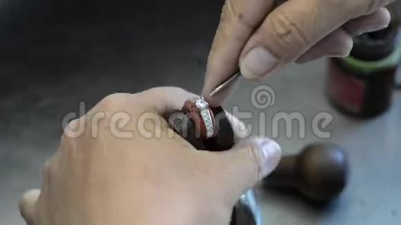 戒指中的宝石银饰视频的预览图