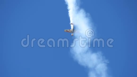 特技飞行老式螺旋桨双平面在空中飞行有翼螺旋桨飞机在晴朗的蓝天中飞行视频的预览图