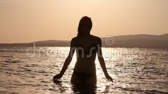 女孩在水里溅东西在海上享受休息假期和自由与朋友一起探索视频的预览图