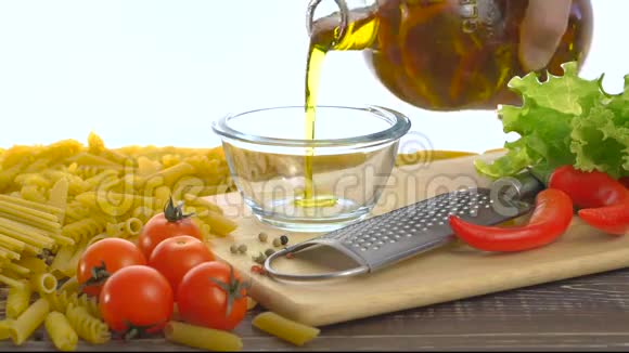 在碗里倒初榨橄榄油的瓶子视频的预览图