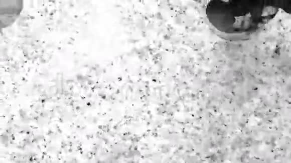 黑色墨水落下产生蜗壳和尘埃粒子在白色背景上移动视频的预览图