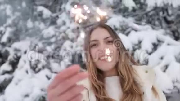 在白雪皑皑的森林中闪耀的女孩视频的预览图