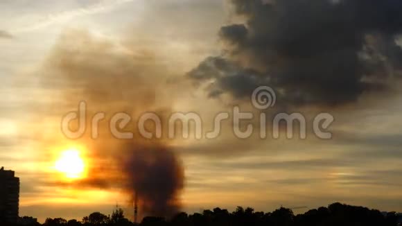 城市上空的火灾烟雾延时视频视频的预览图