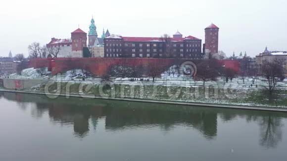 鸟瞰瓦维尔皇家城堡和大教堂维斯图拉河公园长廊和步行人在冬季波兰视频的预览图