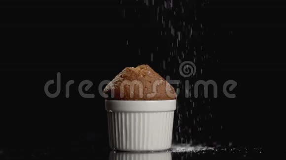 松饼与糖粉在黑暗背景与共空间慢动作视频的预览图